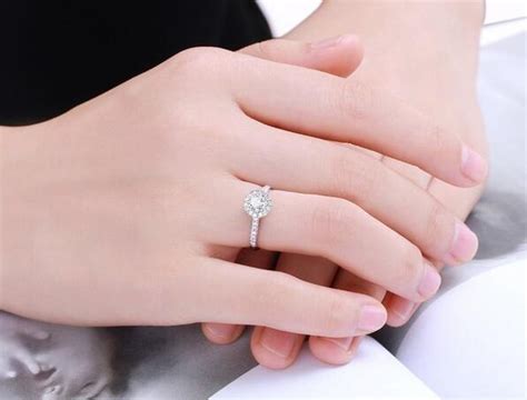 求婚跟订婚戒指戴哪个手指,订婚戒指的意义是什么