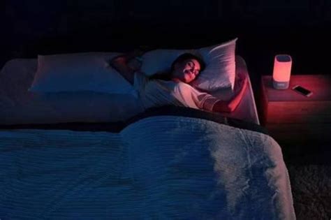 女人夜里躺床上看手机的害处
