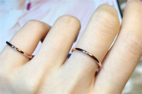 戒指戴在食指上有什么意义,不同手指戴戒指的含义是什么
