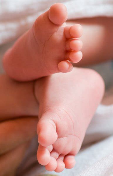 初生婴儿如何护理呢,新生婴儿要怎么护理