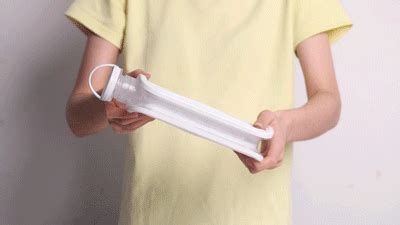 怎樣能輕松取出冰格里的冰塊?