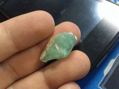 绿色的石头是什么,敲开里面是像玻璃一样的