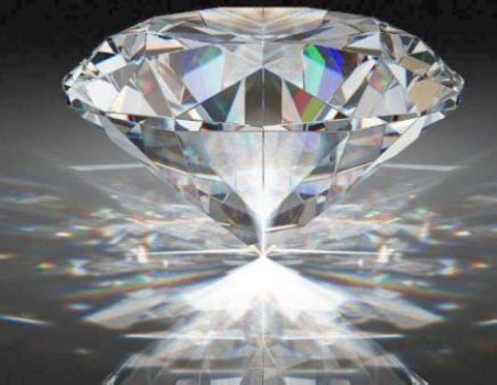 怎么样区分钻石的真假,将一滴水滴在钻石表面