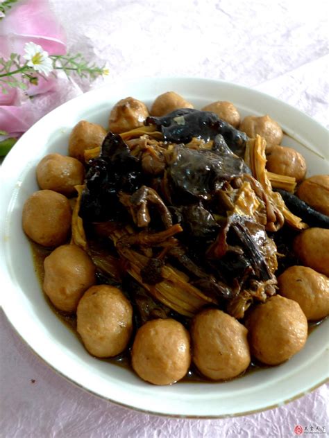 传统民间美食松茸坛子肉粽 松茸菌菇猪肉丸