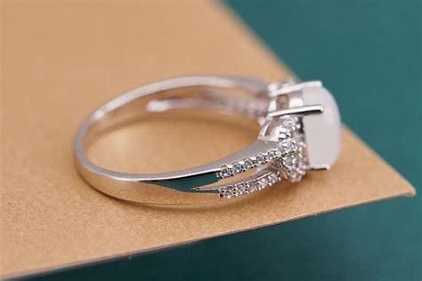 订婚戒指女生应该戴哪个手指,订婚戒指的意义是什么