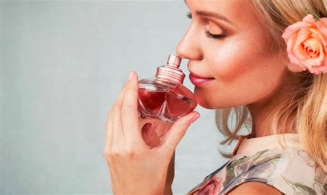如何正确喷香水自然淡,夏天如何正确的使用香水