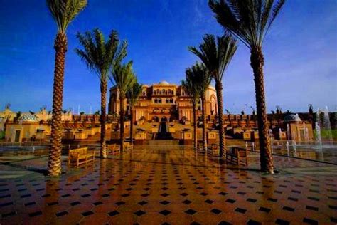 请帮我找找阿联酋的Emirates Palace Hotel(酋长宫殿) 和Burj Al Arab Hotel(伯瓷)的英文介绍!!