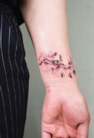 粉色花朵纹身小图案,这样的纹身真的超美