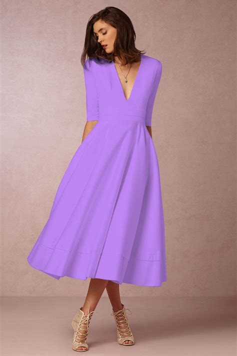 身穿紫红长裙配闪亮手包,紫红色裙子配什么颜色外套