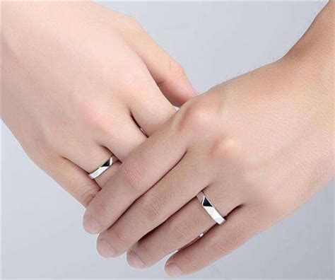 男手指戒指含义是什么意思,小拇指戴戒指的含义是什么