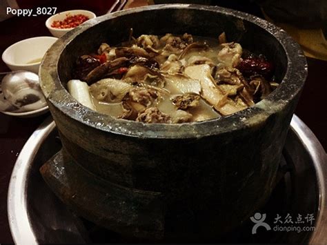 西藏:墨脱石锅松茸炖鸡汤 墨脱石锅松茸藏鸡肉