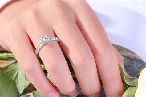 订婚戒指佩戴哪个手指,订婚戒指的意义是什么