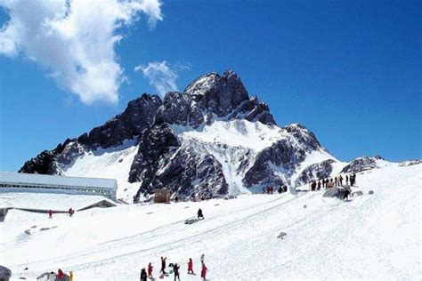 海拔高5895米，位于地球赤道上的雪山。