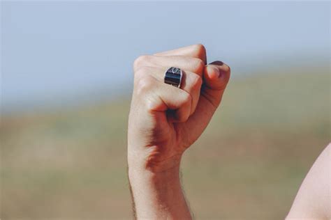 食指戴戒指是什么意思,不同手指戴戒指的含义是什么