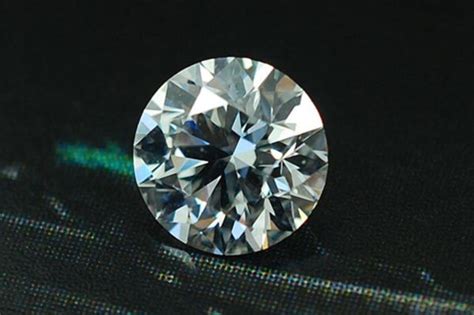 如何分辨钻石和莫桑石,怎样分辨莫桑石和钻石