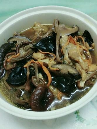 姬松茸煲鸡汤的做法你会吗 鲜松茸菇菌煲鸡汤的做法