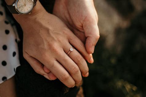 订婚戒女的指戴哪个手指,结婚戒指戴哪只手
