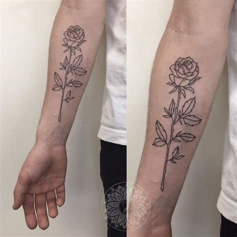 手上纹身小图案玫瑰花,左手手背有玫瑰花纹身