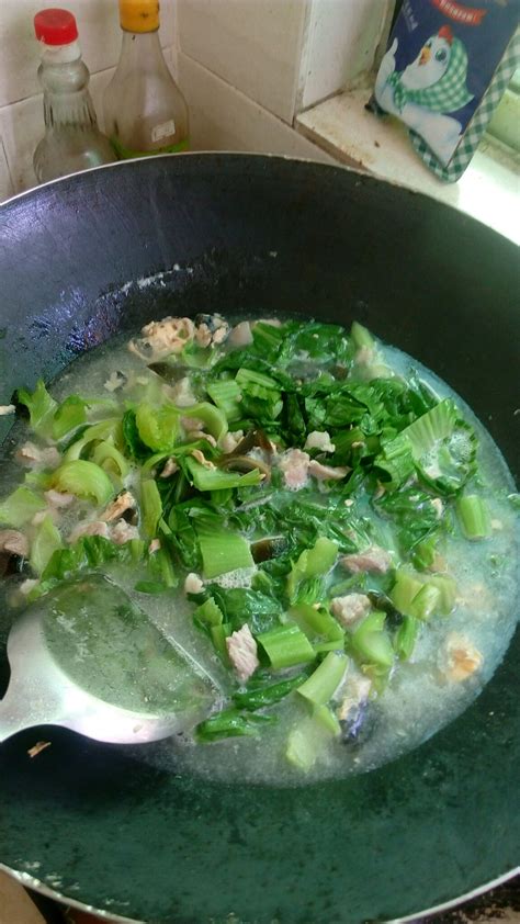 加水煮滚放入切小段的芥菜
,皮蛋芥菜汤怎么做好吃