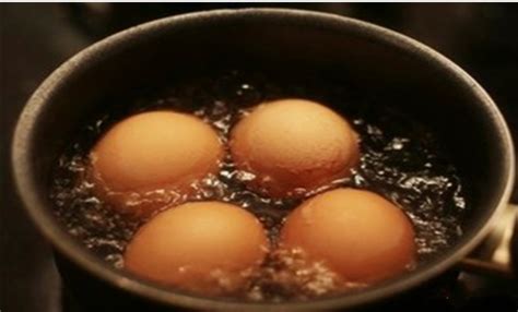 水煮鸡蛋怎么样才好吃吗,煮鸡蛋不能只用清水
