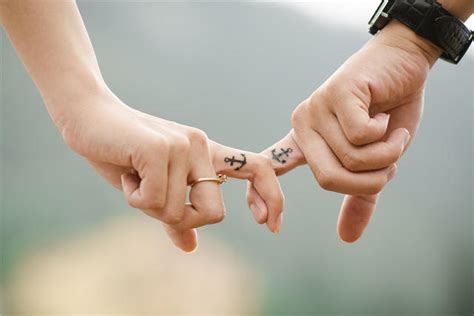 情侣对戒一般带到哪个手指上,其他手指戴戒指代表着什么