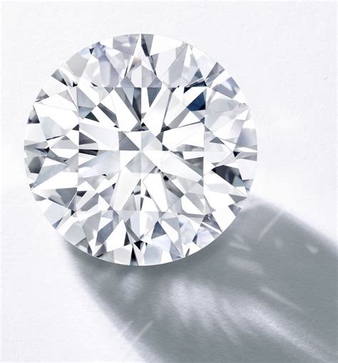将一滴水滴在钻石表面,钻石怎么辨别真假