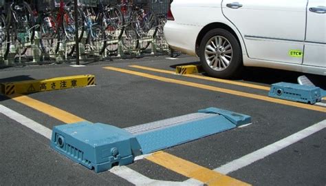 为什么在美国停车场的车不上锁,为什么美国停车方向盘不回正