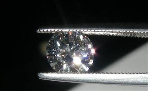 钻石荧光如何看,钻石荧光对钻石有哪些影响