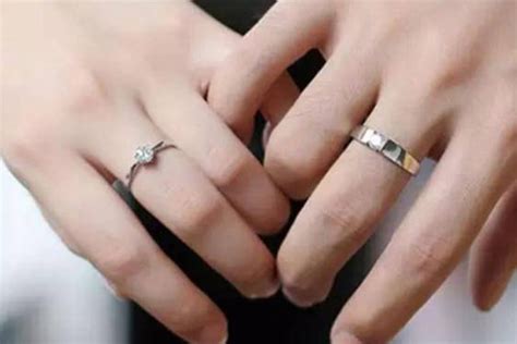 女的结婚戒指应该戴在哪个手上,戒指不同的戴法的意义是什么