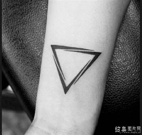 手腕三角形简单纹身,选择做手腕纹身