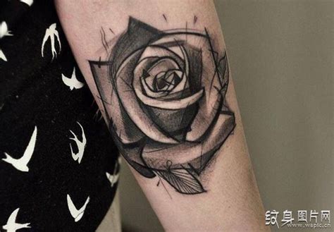 黑色玫瑰纹身照片,玫瑰纹身十分抢镜