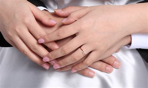 结婚戒指戴哪个手指,婚戒在哪个手指图解