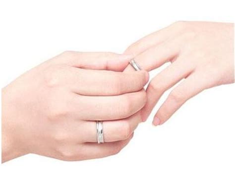 女人带素圈戒指的意义是什么,男人左手小拇指戴戒指什么意思