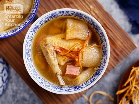 冬天煲汤用什么食材好 竹荪姬松茸乳鸽汤