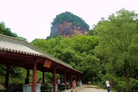 寺庙高耸于崖顶：甘肃仙人崖
