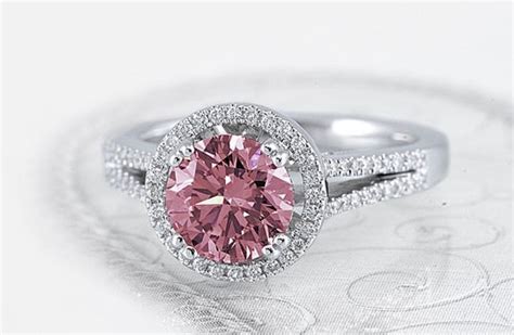 如何形容粉色钻石,粉色钻石的颜色成因是什么