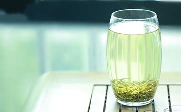 清明绿茶是什么颜色,正常的绿茶是什么颜色