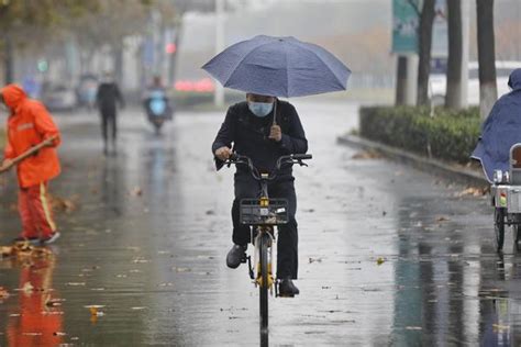 一个人在雨中走路的说说