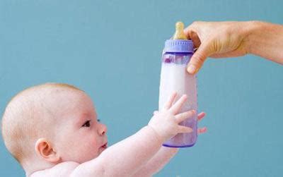 小婴儿喝奶粉的视频