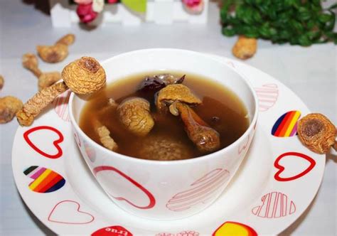 松茸与蘑菇能一起炖汤吗 煲一锅松茸板栗烧鸡汤