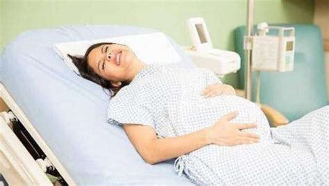 孕中期平躺着胎动明显是怎么回事