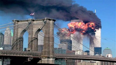 美国911事件是哪个大楼,为何大楼从上到下粉末性垮塌