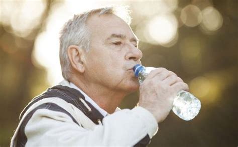 中老年人最好的生活习惯,老年人养生怎样走路喝水