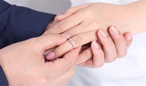求婚戒指是带哪个手,
求婚戒指戴哪个手