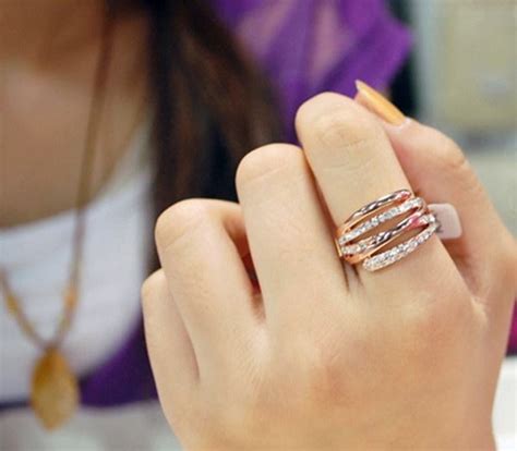 女生订婚戴在哪个手上,男士戒指的戴法和意义