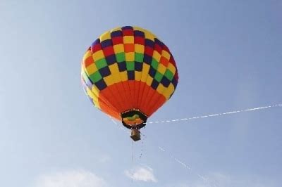 热气球在飞的视频模板,景区热气球绳子断了