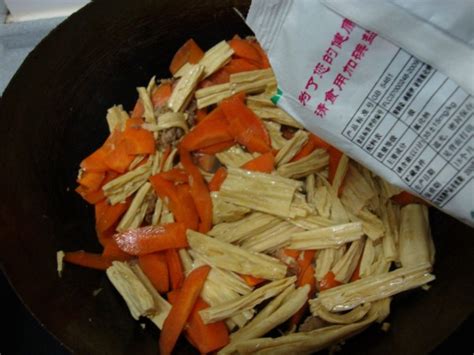 下入胡萝卜丝与姜丝,胡萝卜腐竹怎么炒好吃