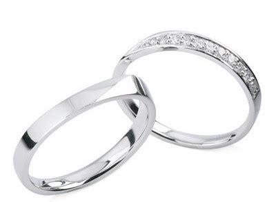 沒結婚的兩個情侶戒指怎么戴,結婚紀念日情侶戒指該怎么送