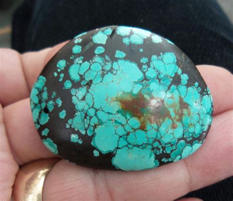 绿松石一般是什么矿石,绿松石是玉石还是宝石