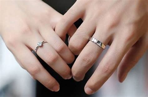 戴戒指为什么戴无名指,戒指为什么要带戴在无名指上